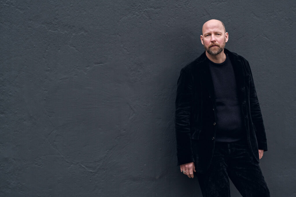 Jochen Langner Portrait vor grauer Wand