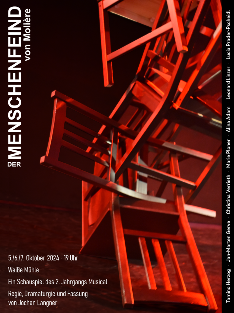 Theaterplakat zu „Der Menschenfeind“ von Molière mit einer Person auf gestapelten Holzstühlen vor rotem Hintergrund.